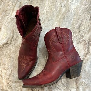 Ariat darlin Western cowboy boots, worn once, like new